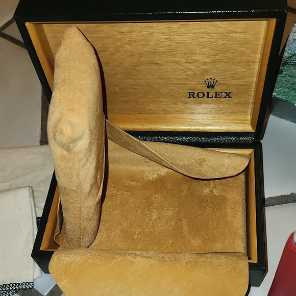 Box, Paperwork, Wallet, Another Box - Picture 2 of 11